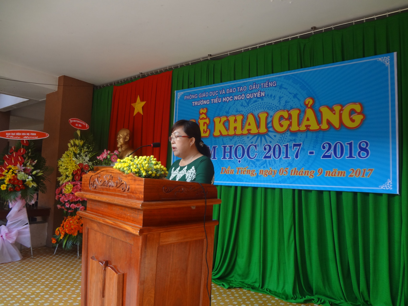 Bà Vương Thị Thanh Lan đọc thư Chủ tịch nước.