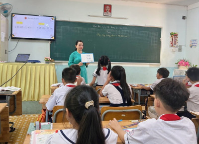 SINH HOẠT CHUYÊN MÔN THEO NGHIÊN CỨU BÀI HỌC THÁNG 3: ĐỔI MỚI DẠY HỌC MÔN TOÁN