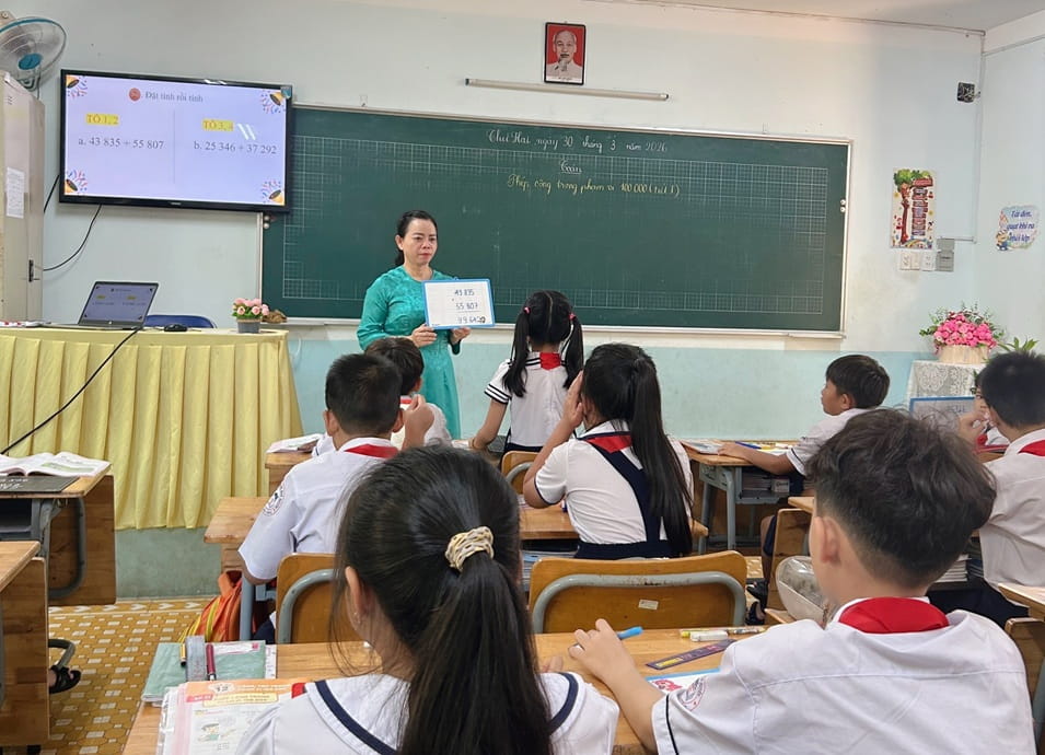 SINH HOẠT CHUYÊN MÔN THEO NGHIÊN CỨU BÀI HỌC THÁNG 3: ĐỔI MỚI DẠY HỌC MÔN TOÁN