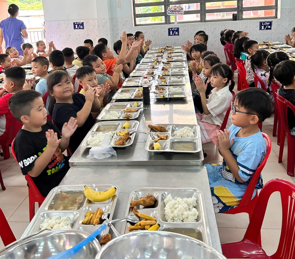TRƯỜNG TIỂU HỌC NGÔ QUYỀN TỔ CHỨC HOẠT ĐỘNG “BỮA CƠM CÙNG CON – KẾT NỐI YÊU THƯƠNG”